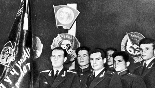 Ленинградский обком ВЛКСМ в 1958 году наградил наш гвардейский полк переходящим красным знаменем