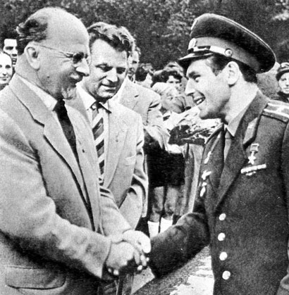 Главы правительств и государств, встречая меня, выражали чувства восхищения достижениями советского народа в освоении космоса - в Германской Демократической Республике