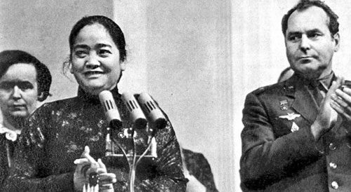 О дружбе и сотрудничестве вьетнамского и советского народов тепло говорит отважный боец за освобождение Вьетнама Нгуен Тхи Динь