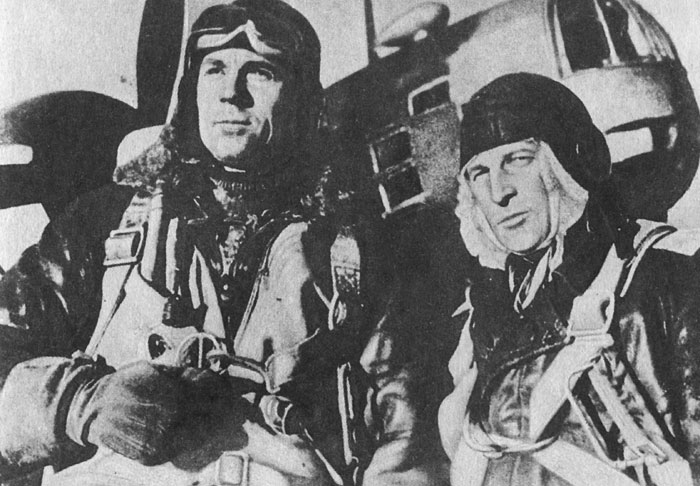 Перед вылетом: командир эскадрильи Г. Васильев (слева) и Б. Черных