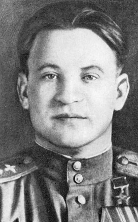 Генерал-майор авиации, бывший воздушный разведчик Герой Советского Союза В. Ф. Шалимов (снимок военных лет)
