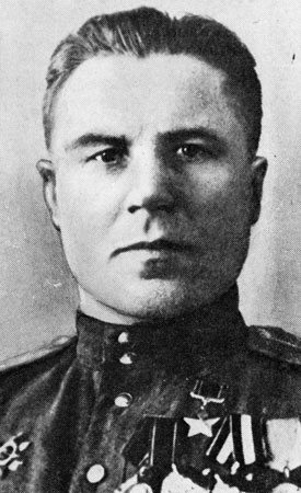 Более 300 раз поднимался во фронтовое небо летчик-штурмовик Герой Советского Союза М. Д. Никишин