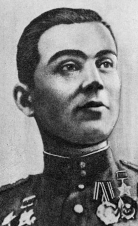Ко дню присвоения звания Героя Советского Союза летчику-истребителю К. Ф. Фомченкову в 1943 году на его счету было 34 сбитых фашистских самолета (8 лично и 26 в группе). Он погиб в 1944 году, совершив огненный таран