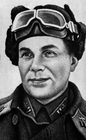 Генерал-майор авиации запаса Герой Советского Союза М. П. Краснолуцкий (снимок военных лет)