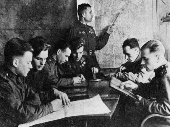 Командир эскадрильи 566-го штурмового авиаполка майор Новиков (стоит у карты) ставит задачу летчикам в наступательных операциях наших войск на Карельском перешейке летом 1944 года
