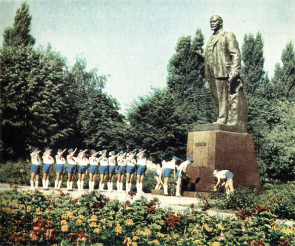 Памятник В. И. Ленину на территории завода