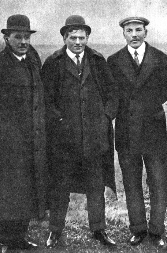 Авиаторы (слева направо): А. А. Васильев, С. И. Уточкин и М. Н. Ефимов