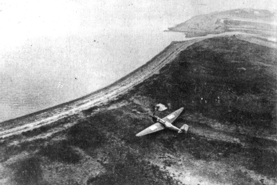 Самолет при посадке на острове Удд остановился у береговой черты. 1936 г.