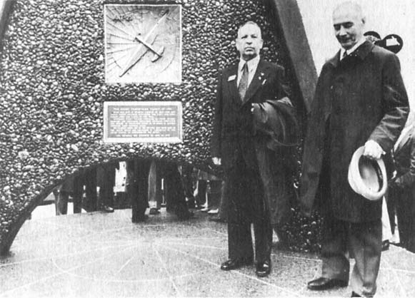 Ванкувер. Монумент в честь героического беспосадочного перелета экипажа АНТ-25 в июне 1937 года по маршруту Москва - Северный полюс - Америка