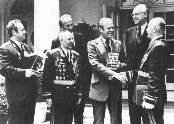 На приеме у президента США Джеральда Форда (в центре). Слева - И. В. Чкалов, Г. Ф. Байдуков, справа - А. В. Беляков