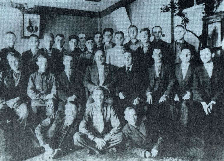 Рис. 32. Группа стахановцев-тысячников завода г. Тбилиси. 1942 г