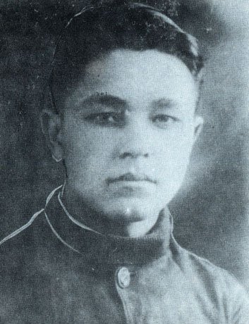 Рис. 43. Гвардии старший сержант А. Т. Ручкин, бывший рабочий завода. Погиб на Одесском плацдарме. 16 апреля 1945 г