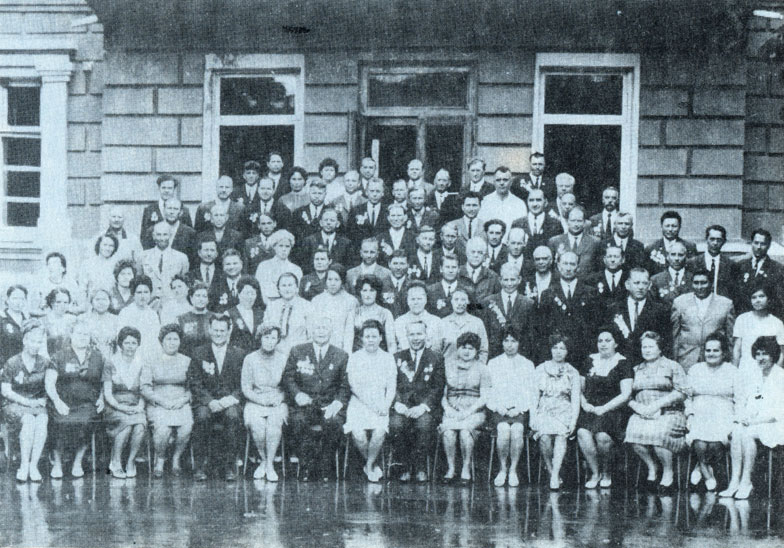 Рис. 60. Группа работников завода, награжденных орденами и медалями в 1971 г