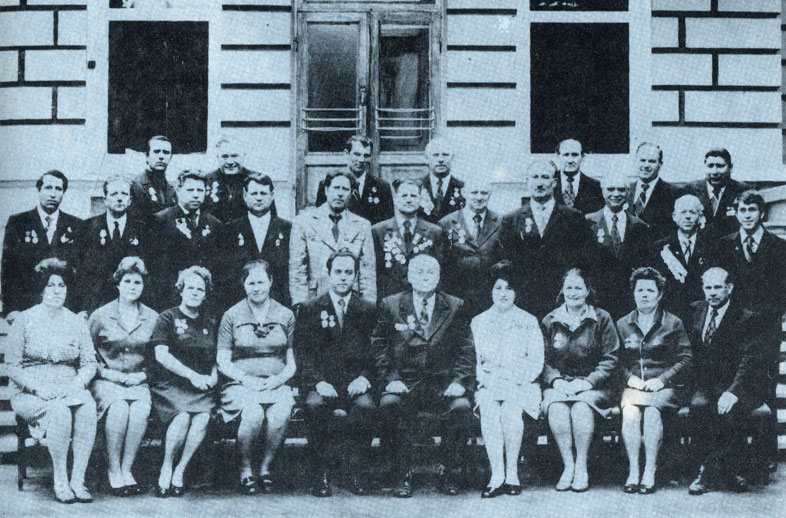 Рис. 64. Группа работников завода, награжденных орденами и медалями в 1976 г